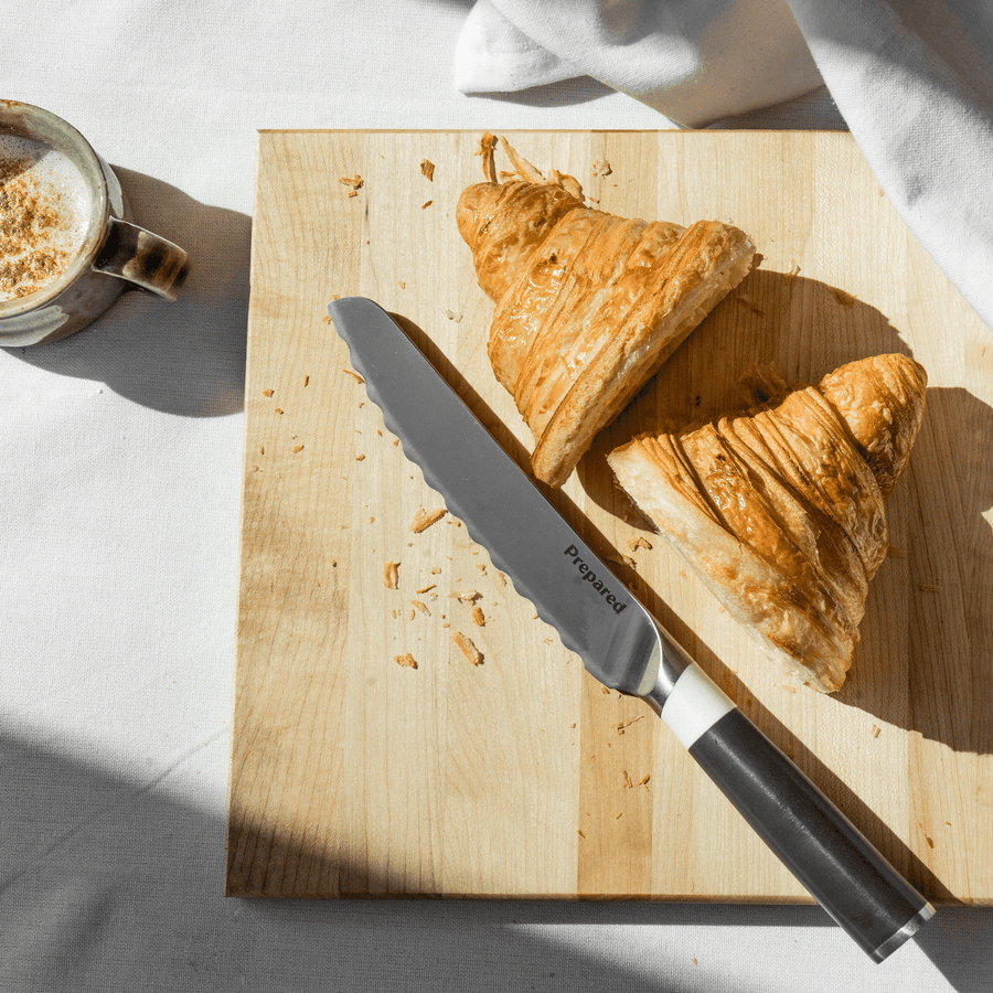 The bread knife and croissant 